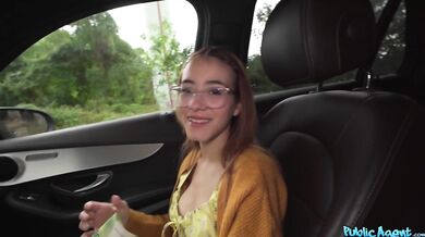 Vystříkání se do kundičky mladé studentky Little Chloe