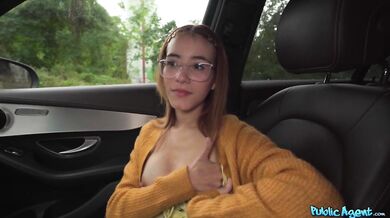 Vystříkání se do kundičky mladé studentky Little Chloe