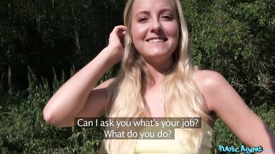 23letá štíhlá blondýnka za rychlý prachy