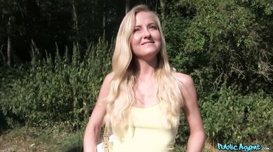 23letá štíhlá blondýnka za rychlý prachy