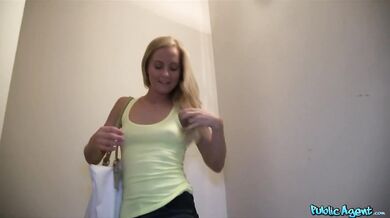23letá štíhlá blondýnka za rychlý prachy