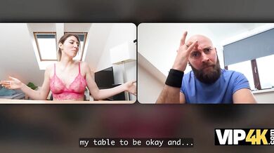 Ošukaná cizím chlapem během videohovoru se svým manželem