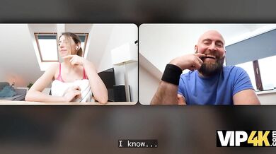 Ošukaná cizím chlapem během videohovoru se svým manželem