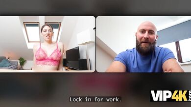 Ošukaná cizím chlapem během videohovoru se svým manželem