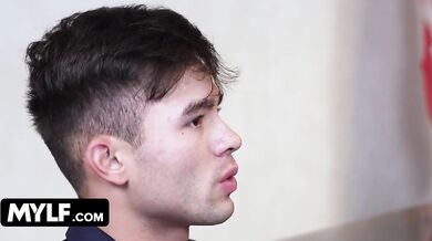 Vlivná politička Monica Minx využívá svou asistentku, aby dostala to, co opravdu chce