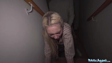 Blonďatá ruská kočka si bere moje prachy za sex