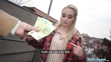 Blonďatá ruská kočka si bere moje prachy za sex