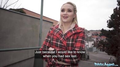 Blonďatá ruská kočka si bere moje prachy za sex
