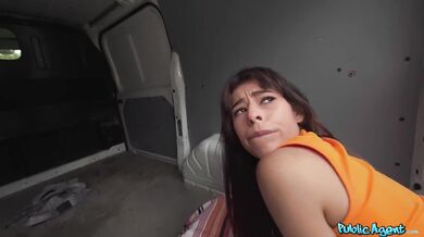 Drobná Latina s malou, štíhlou postavou hraje moji hru
