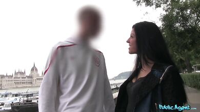 18letá studentka dostane sperma, zatímco její přítel čeká venku