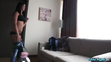 18letá studentka dostane sperma, zatímco její přítel čeká venku