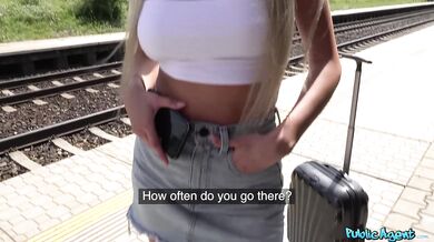 Divoká studentka má sex na nádraží