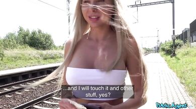 Divoká studentka má sex na nádraží