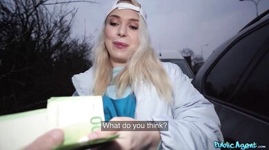 Studentka rozvážející pizzu s krémovou náplní má roztrhané džíny