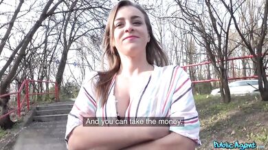 Ukrajinská dívka s úžasnými přírodními prsy se bojí šukat venku