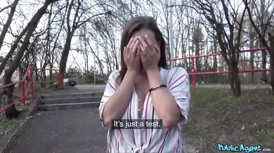 Ukrajinská dívka s úžasnými přírodními prsy se bojí šukat venku