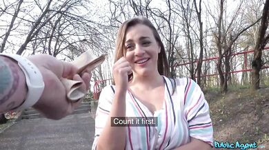 Ukrajinská dívka s úžasnými přírodními prsy se bojí šukat venku
