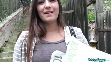 Roztomilá a stydlivá teen brunetka ošukána v autě