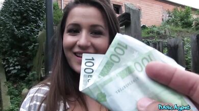 Roztomilá a stydlivá teen brunetka ošukána v autě