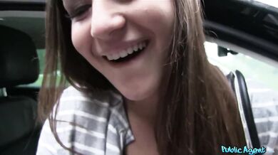Roztomilá a stydlivá teen brunetka ošukána v autě