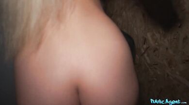 Modré oči, blond vlasy a vlhká kundička dělají mé péro extrémně citlivé!