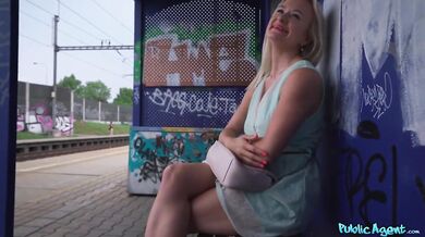 Skutečná amatérská MILF s velkými prsy ošukaná za nádražím