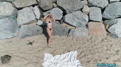 Blondýnka na pláži v bikinách má riskantní sex na veřejnosti