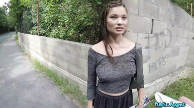 Ztracená asijská turistka s krásnými prsy a malou chlupatou kundičkou ošukaná pod mostem