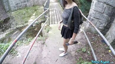 Ztracená asijská turistka s krásnými prsy a malou chlupatou kundičkou ošukaná pod mostem