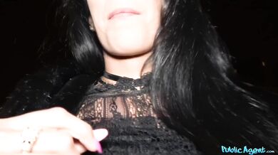 Latina se šťavnatými prsy a zadkem se nechala zlákat, aby zašla až na doraz