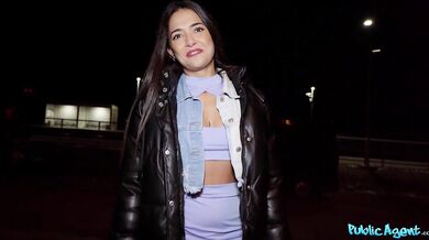Španělská brunetka s velkým zadkem si užívá podvádění svého přítele