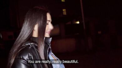 Španělská brunetka s velkým zadkem si užívá podvádění svého přítele