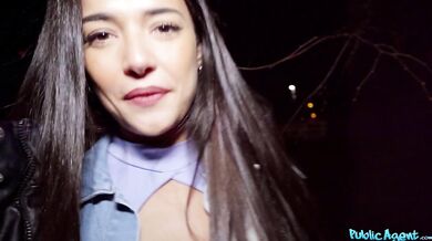 Španělská brunetka s velkým zadkem si užívá podvádění svého přítele