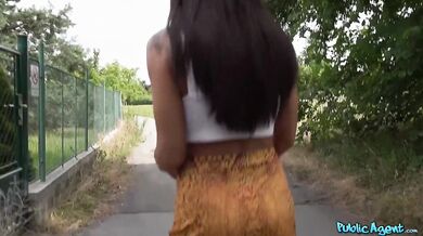Drzá britská brunetka šuká venku s velkým ptákem