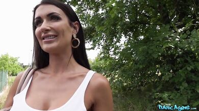 Drzá britská brunetka šuká venku s velkým ptákem