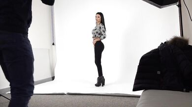 Super fit žena, kterou našli na veřejnosti, je pozvána na svůj úplně první casting na focení