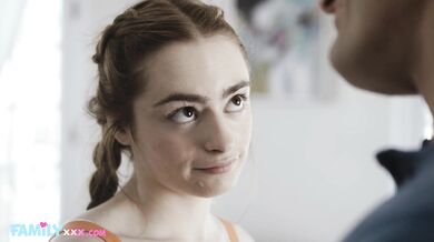 Drobná nevlastní dcera Reese Robbins předvádí tatínkovi svůj talent