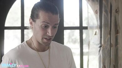 Nevlastní sestra Maya Farrell mu pomáhá se uvolnit