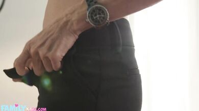 Zvrhlý nevlastní syn Shay Sights je přistižen při šmírování svou sexy nevlastní matkou