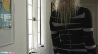 Ruská macecha s velkými prsy Cherry Kiss si užívá ptáka nevlastního syna