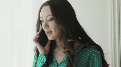 Hluboko za koule v její těsné růžové vdané kundičce