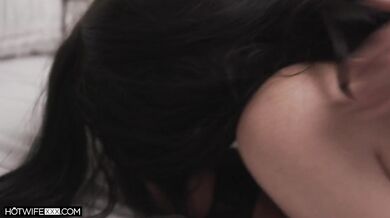Velko prdelatá a prsatá MILFka Violet Smith má drsný sex s cizincem