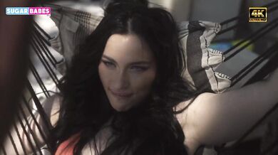 Prsatá brunetka šuká venku