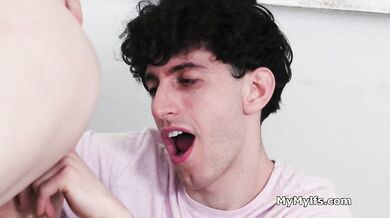 Její MILF kundička ho uklidní po náročném dni