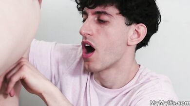 Její MILF kundička ho uklidní po náročném dni