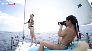 Vanessa Adamopoulou a Inna Sirina na lodi