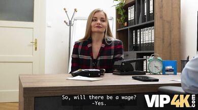 Nadržená blondýnka si sundává kalhotky před svým úvěrovým poradcem