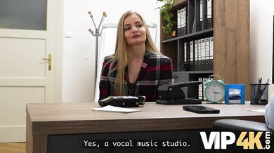 Nadržená blondýnka si sundává kalhotky před svým úvěrovým poradcem