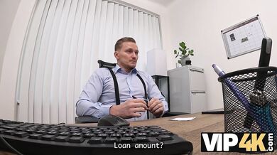 Nadržená blondýnka si sundává kalhotky před svým úvěrovým poradcem