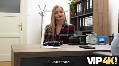 Nadržená blondýnka si sundává kalhotky před svým úvěrovým poradcem